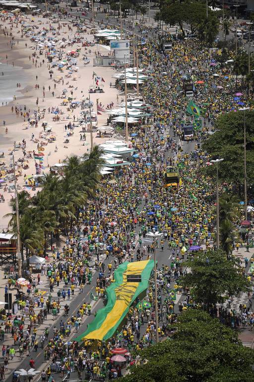 Manifestação favorável a Jair Bolsonaro na praia de Copacabana, no Rio de Janeiro