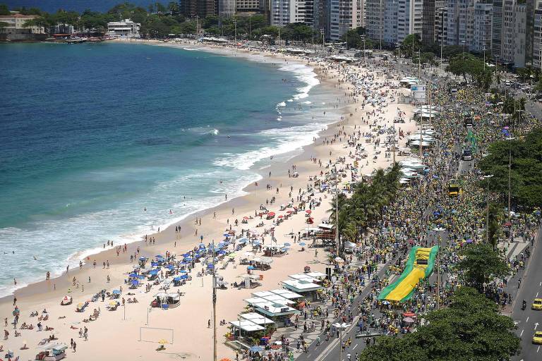 Manifestação favorável a Jair Bolsonaro na praia de Copacabana, no Rio de Janeiro