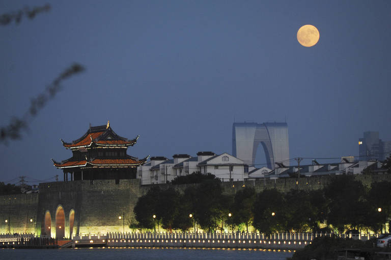 Lua brilha na cidade chinesa de Suzhou, na província de Jiangsu