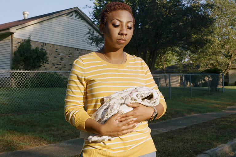 Chasisty Bee segura um cobertor de bebê em memória do aborto espontâneo de 2014, em Memphis, Tennessee, 8 de outubro de 2018