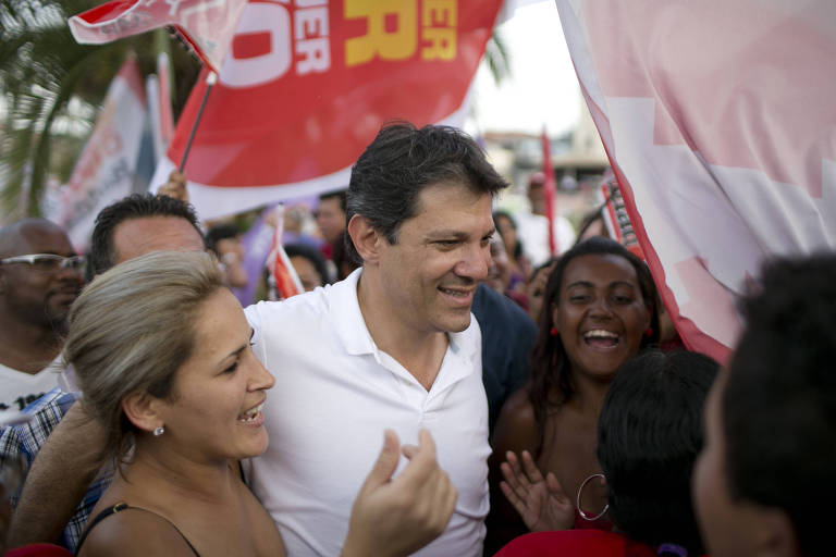 Em outubro de 2012, Haddad cumprimenta eleitores após carreata na Zona Leste em último dia de campanha do candidato a prefeito da cidade de São Paulo