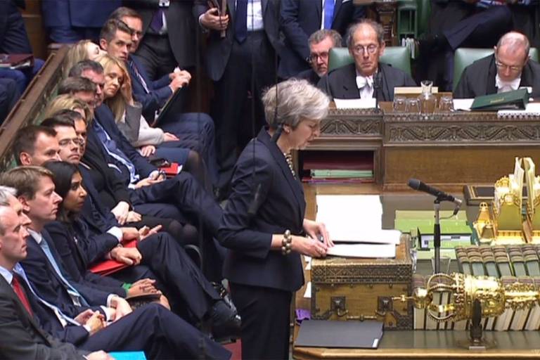 A primeira-ministra britânica Theresa May durante seu discurso no Parlamento nesta segunda (22) 
