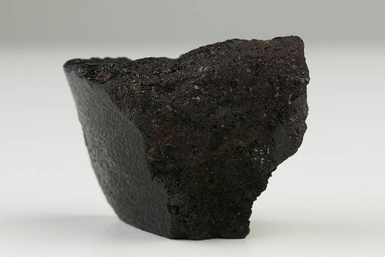 Meteorito Angra dos Reis é recuperado dos escombros do Museu Nacional