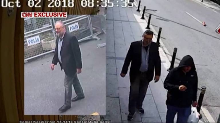 A imagem à esquerda mostra o jornalista Jamal Khashoggi entrando no consulado saudita em Istambul. Do lado direito o agente saudita Maher Abdulaziz Mutreb usa as mesmas roupas do jornalista horas depois.