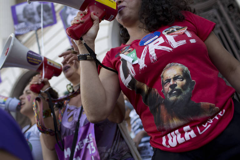 Apoiadores de Fernando Haddad (PT) durante uma manifestação na Cinelândia, Rio de Janeiro