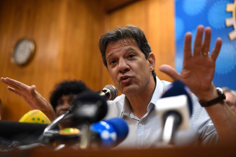 Brazilian presidential candidate for the Workers Party (PT) Fernando Haddad during a visit to the Engineering Club in Rio de Janeiro, Brazil on October 19, 2018. - The Brazilian run-off election will take place on October 28. (Photo by Mauro Pimentel / AFP)
