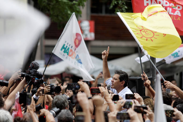 O candidato à Presidência Fernando Haddad (PT) durante um comício no centro do Rio de Janeiro