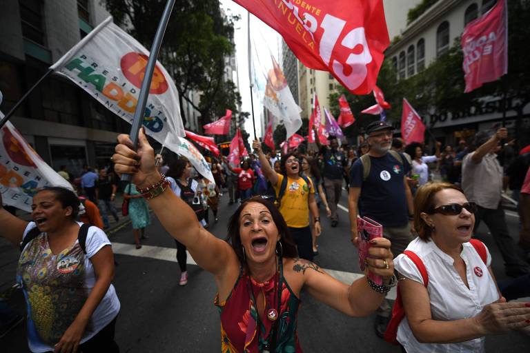 Apoiadores do candidato à Presidência Fernando Haddad (PT) durante comício na Praça Buraco do Lume, no centro do Rio de Janeiro
