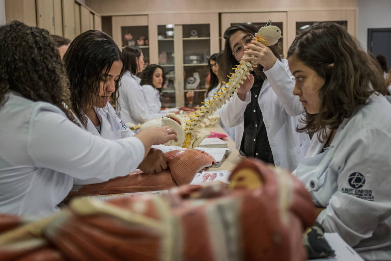 Acesso a saúde ainda é desafio em vários países do mundo; na foto, alunas de enfermagem durante aula de morfologia