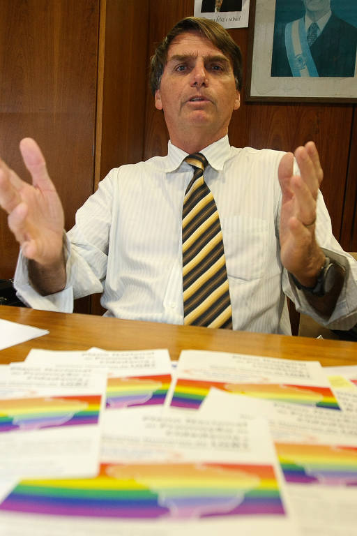 O deputado Jair Bolsonaro (à época no PP/RJ), em seu gabinete com a página do discurso que fez na tribuna da Câmara, protestando contra a campanha elaborada pelo governo para combater o preconceito nas escolas; em especial, a divulgação de um