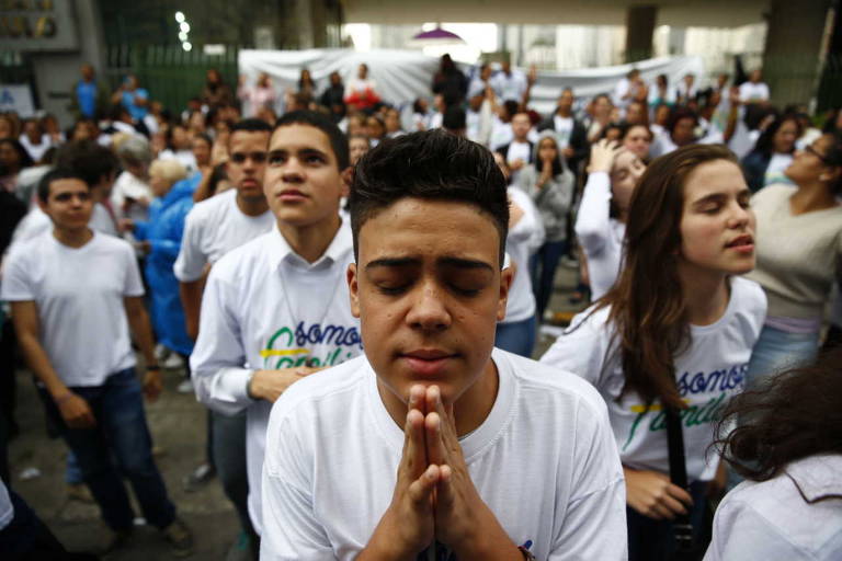 Grupos protestam em frente a Câmara Municipal contra e a favor do novo Plano Nacional de Educação, que tem sua discussão retomada