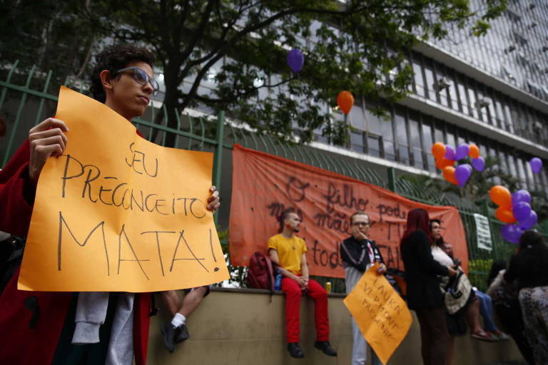 Grupos protestam em frente a Câmara Municipal contra e a favor do novo Plano Nacional de Educação, que tem sua discussão retomada