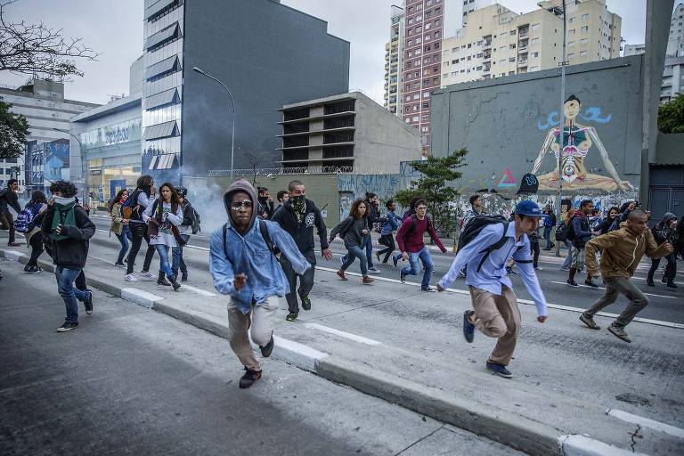 Secundaristas fazem protesto contra o movimento Escola sem Partido e em defesa da escola pública e são reprimidos pela policia