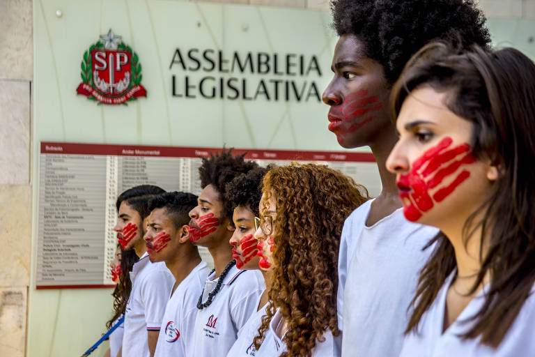 Estudantes secundaristas protestam contra o projeto de lei da Escola Sem Partido na Assembleia Legislativa de SP