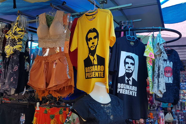 Camisa de Jair Bolsonaro à venda no mercado central de Caucaia (CE)