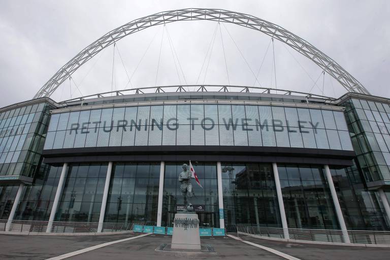 Acesso envidraçado de Wembley, com seu arco de fundo.