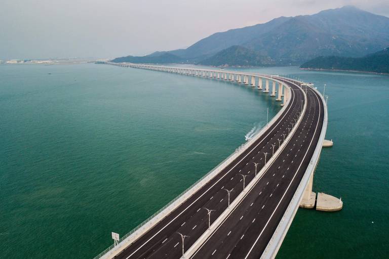 Vista aérea mostra a maior ponte marítima do mundo em Hong Kong