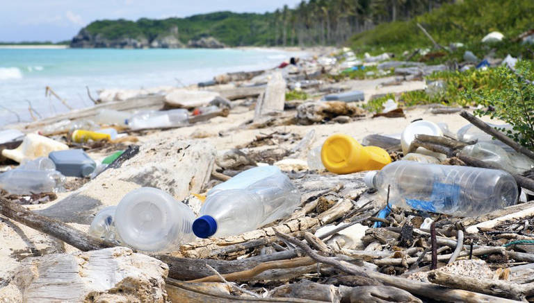 Calcula-se que até 5% do plástico produzido por ano vá parar nos oceanos