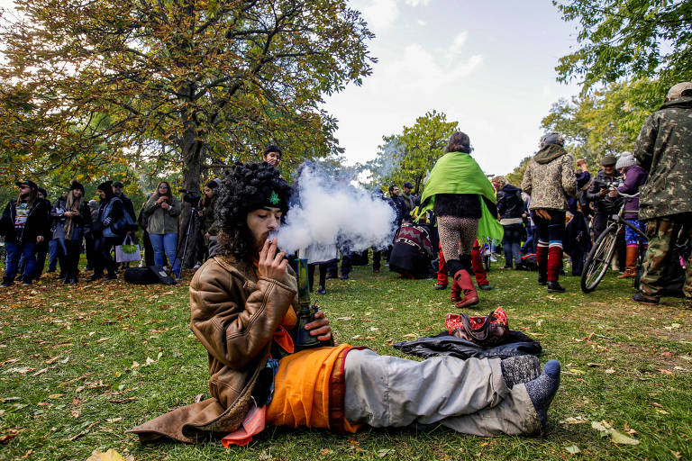 Homem fuma maconha em parque de Toronto após a legalização da droga 