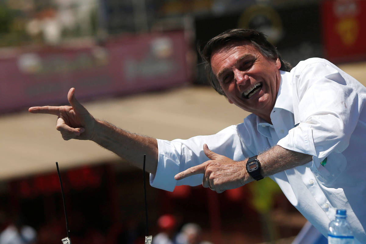 Bolsonaro publica foto assistindo ao jogo do Brasil no SBT; políticos reagem