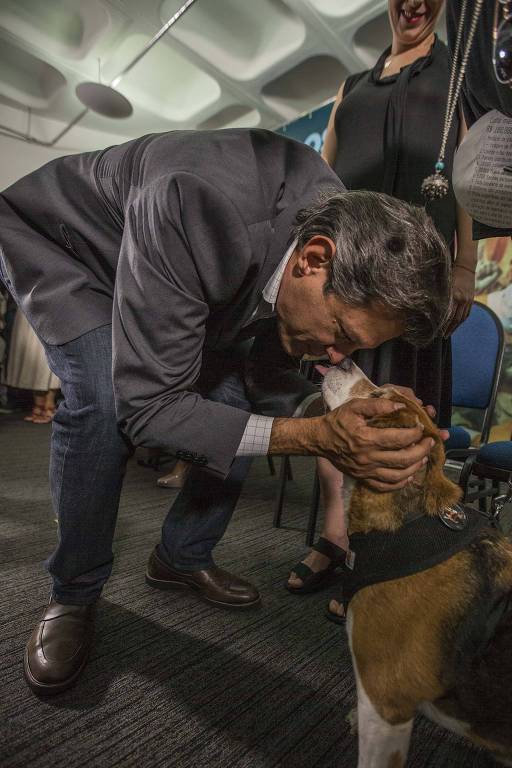 O candidato Fernando Haddad (PT) acaricia cão durante encontro com entidades defensoras dos animais, no dia que completa 5 anos da liberação do Beagles, do laboratório do Instituto Royal, em São Roque