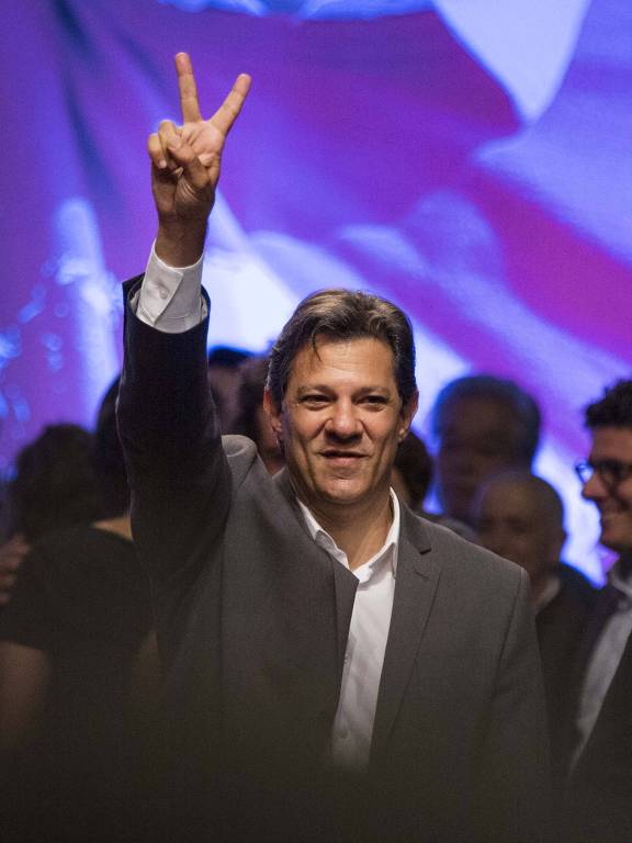 O candidato Fernando Haddad (PT) participa de ato no Tuca, em São Paulo