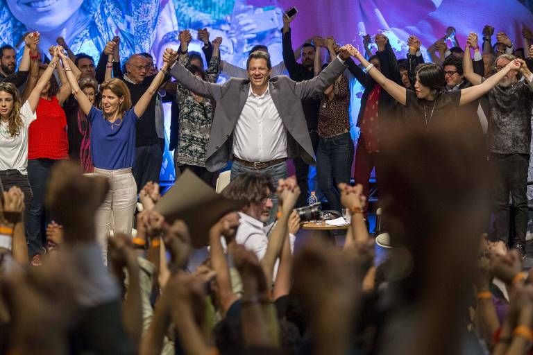 O candidato Fernando Haddad (PT) participa de ato no Tuca, em São Paulo