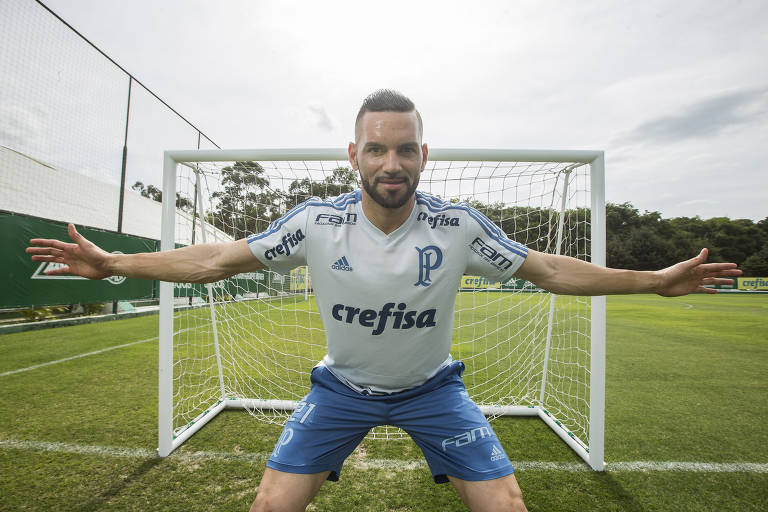 O goleiro Weverton, do Palmeiras, posa para fotos no campo de treinamento do clube
