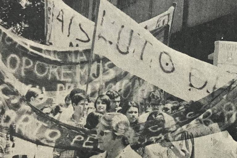 Carregando faixas e cartazes, estudantes participam de protesto no Rio