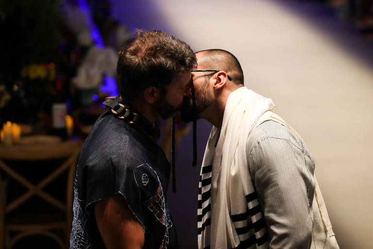 Vagner Molina (à esq.) e Bruno Alencar são heterossexuais, mas toparam dar um beijo na boca dentro da proposta do desfile de Ronaldo Fraga, que falou sobre tolerância 
