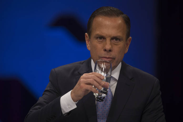 João Doria segurando copo d'água