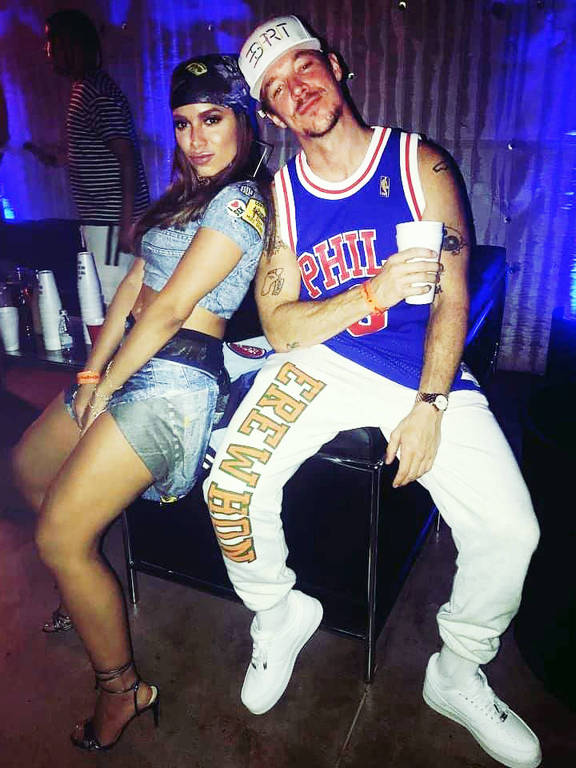 Anitta ao lado do amigo e DJ, Diplo  posam juntos em festa de aniversário de Drake em Los Angeles, nos Estados Unidos 