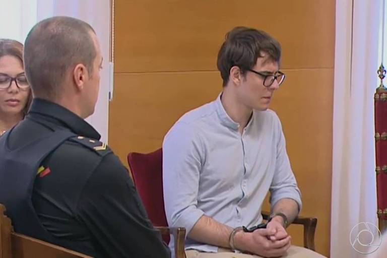 Patrick Nogueira Gouveia (de óculos) no primeiro dia de seu julgamento na Espanha