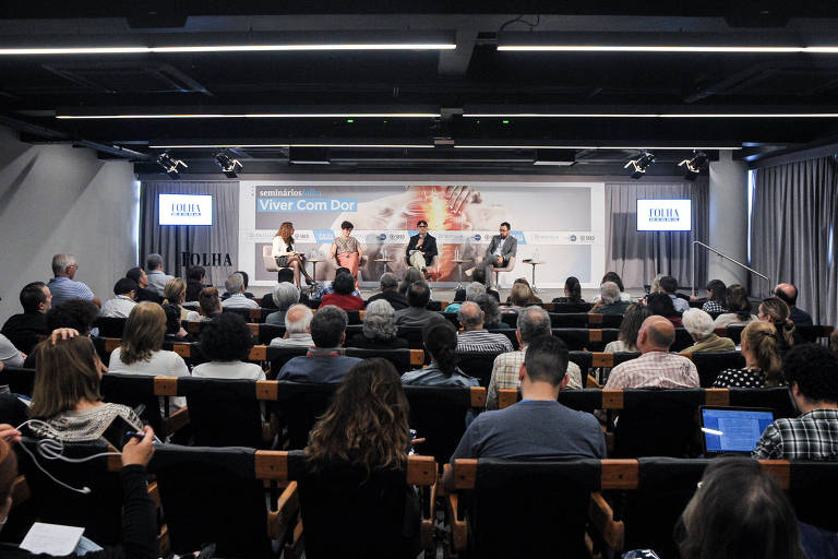 Mesa de debate do seminário Viver com Dor, no auditório da Folha, em São Paulo