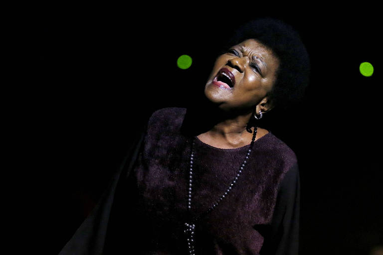 A cantora Alaíde Costa, 82, canta clássicos no centro 