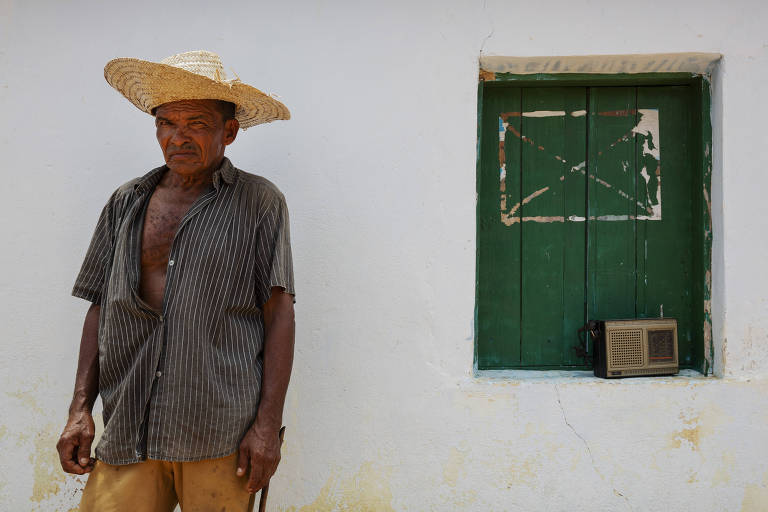 Raimundo Nonato da Silva ao lado de seu rádio a pilha, em comunidade  rural na Bahia 