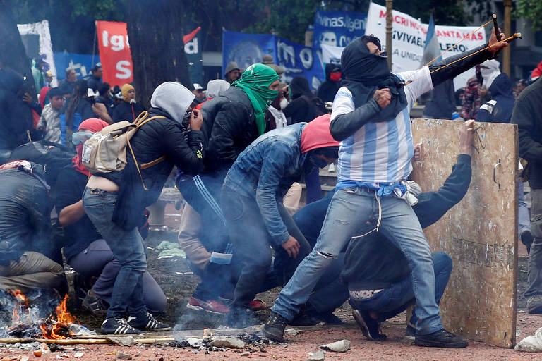 Protestantes entram em confronto com a polícia no centro de Buenos Aires