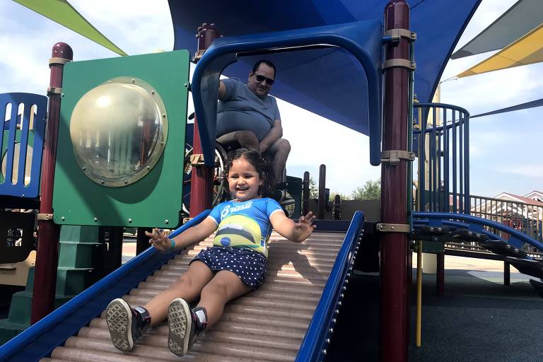 O repórter Jairo Marques e sua filha, Elis, 3, no parque Morgan's Wonderland, em San Antonio, no Texas (EUA)