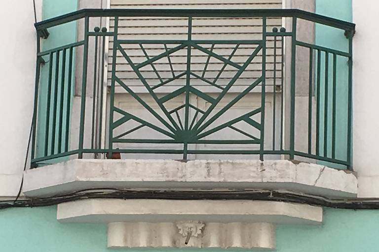 Parapeito em ferro, com desenho geométrico (com linhas retilíneas e simétricas) característico do estilo art déco, na sacada de prédio no Bairro das Colônias, em Lisboa