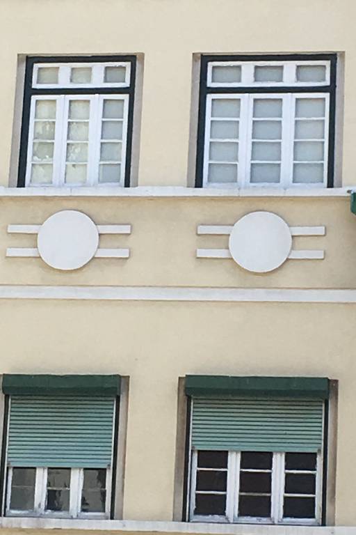 Fachada de prédio no Bairro das Colônias, em Lisboa, caracterizado por construções de três e quatro andares, erguidas entre 1930 e 1940, especialmente no estilo art déco