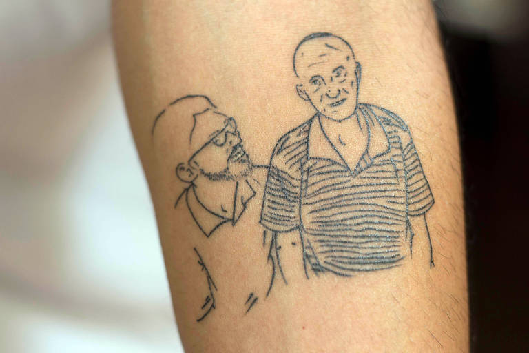 Tatuagem do publicitário mineiro Renan Silva Silveira, 25 anos, olhando para o seu avô, portador do Alzheimer