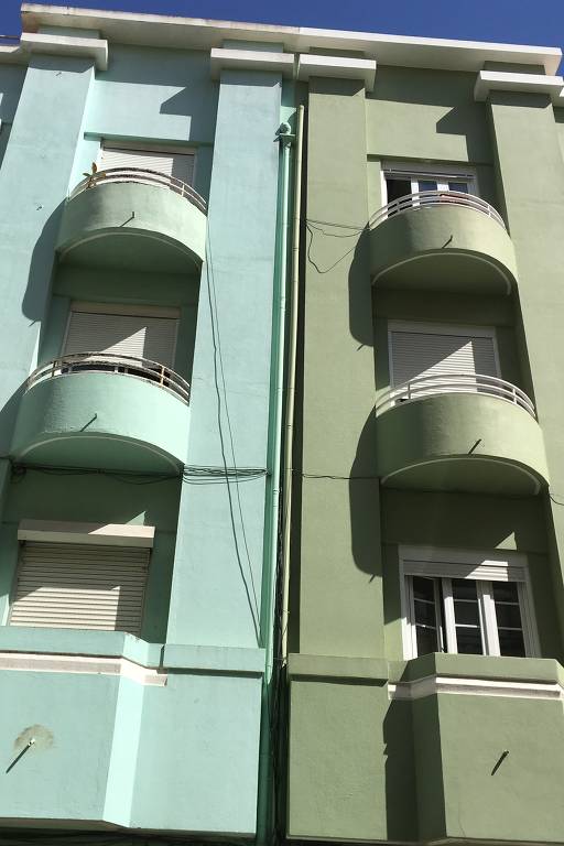 Prédio pintado em tons pastel e com sacadas arredondadas, no estilo art déco, no Bairro das Colônias, em Lisboa; de alguns anos para cá, começou a ser ocupado por artistas e intelectuais em busca de um lugar charmoso e barato para morar ou trabalhar