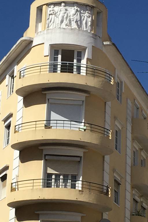 Fachada de prédio no estilo art déco, no Bairro das Colônias, em Lisboa, região erguida nos anos 1930, com construções projetadas por diferentes arquitetos, o que talvez explique a diversidade dos prédios