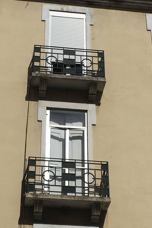 Prédio com características do estilo art déco (cor suave, linhas estilizadas e circulares no parapeito da sacada) no Bairro das Colônias, em Lisboa