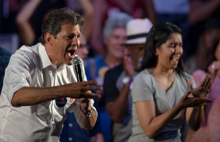 Fernando Haddad discursa durante comício no Rio de Janeiro