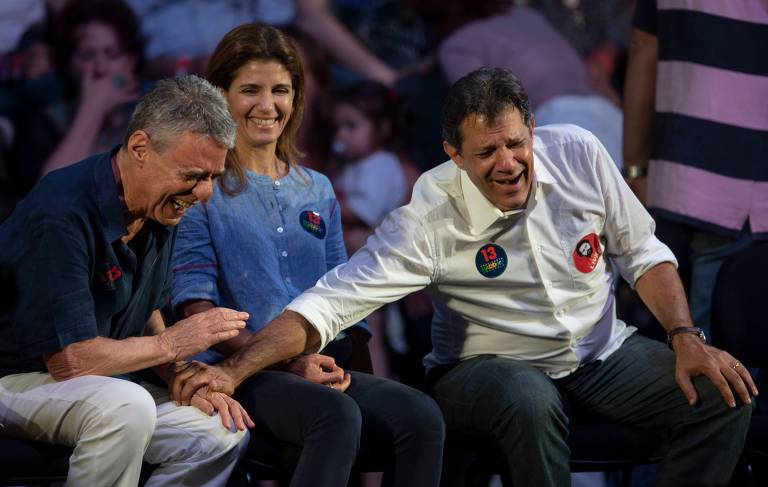 Fernando Haddad (PT) acompanhado de sua mulher, Ana Estela, e do cantor Chico Buarque em ato de campanha no Rio de Janeiro