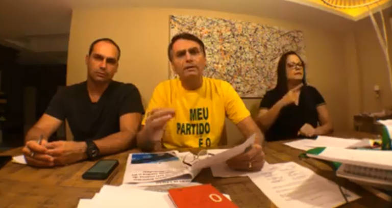 Jair Bolsonaro (PSL) durante transmissão ao vivo no Facebook