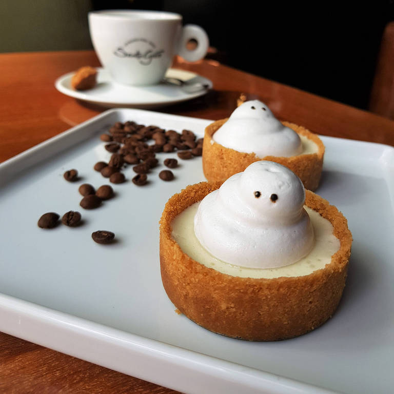 Lemon Ghost, tortinha de limão com chocolate branco e musse de limão com fantasminha de merengue, do menu de Halloween da Santo Grão