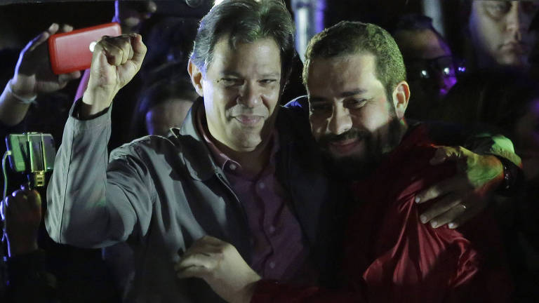 O candidato Fernando Haddad (PT) abraça Guilherme Boulos durante comício em São Paulo; Haddad enfrentará Jair Bolsonaro (PSL) no segundo turno da eleição presidencial 