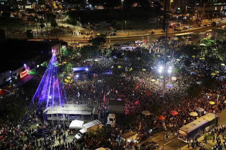 Apoiadores participam de comício do candidato à presidência Fernando Haddad (PT) no Largo da Batata, zona oeste de São Paulo